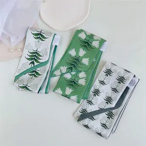 Detalle de los pañuelos Twilly con estampado de tulipanes y costura de doble capa
