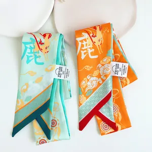Rubans en soie style Dunhuang avec motifs de cerf et nuages sur assiettes blanches