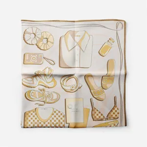 Dettaglio ravvicinato di un foulard in seta stile francese con illustrazioni e bordo beige