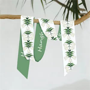 Pañuelo de seda verde de 130 cm con estampado de lirio de los valles a doble cara