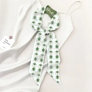 Elegante pañuelo de seda floral verde de 130cm con lirio de los valles y letras