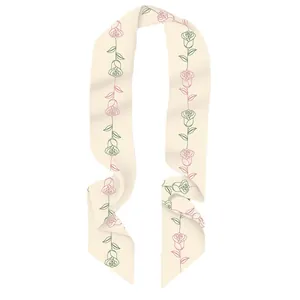 Elegante foulard sottile con rose rosa su sfondo di tessuto bianco crema delicato