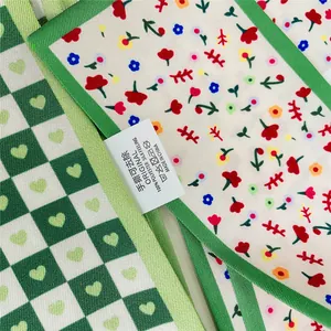 Détail de foulards en polyester à damier vert et fleurs avec toucher soyeux