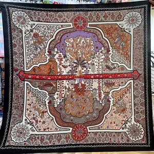 Detail eines 130 cm großen Quadrattuchs mit exotischem Lebensbaum und Blumenmuster