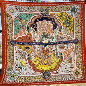 Detail des Lebensbaum-Musters mit Tiermotiven auf dem 130 cm großen Seidenimitat-Schal