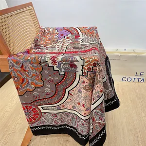 Eleganter 130 cm Schal mit floralem Baummuster aus weicher Kunstseide am Stuhl