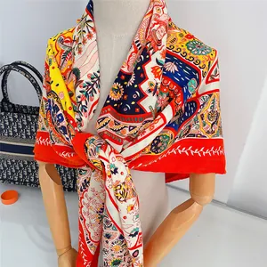 Überdimensionierter Schal aus Seidenimitat mit floralem Zweigmuster im Boho-Stil