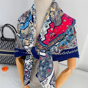 Großaufnahme eleganter Zweig-Blumenmuster auf einem großen Seidenschal für Damen