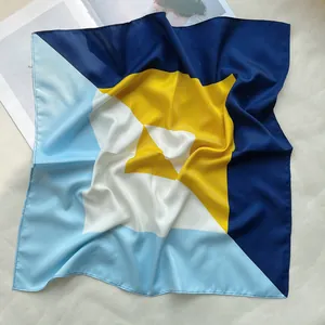 Carré de soie moderne 53cm avec motif géométrique en bleu marine, bleu clair et jaune