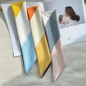 Carré de soie aux motifs géométriques color-block en jaune, bleu et blanc élégant