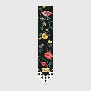 Detalle de pañuelo de seda con flores y leopardo, etiqueta Lovely y lunares blancos