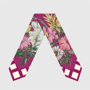 Detalle de cinta de seda con estampado floral y leopardo con lunares color burdeos