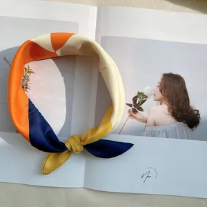 Détail d'un foulard en soie tricolore noué en nœud sur un magazine de mode chic