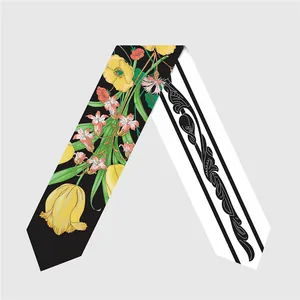 Detalle del patrón floral y de vid en una cinta de seda de doble cara elegante