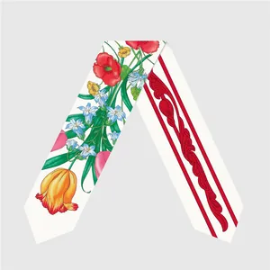 Detalle de pañuelo de seda de doble cara con motivos florales coloridos y estampado paisley