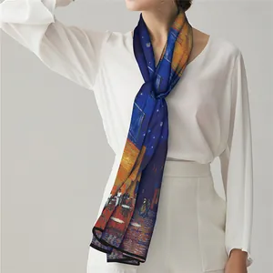 Long foulard en soie imprimé Le Café de nuit de Van Gogh sur une chemise blanche