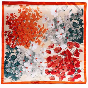 Dettaglio di un foulard in seta con stampa floreale, bordo arancione e finitura lucida