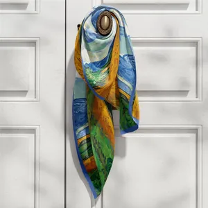 Écharpe longue en soie imprimée Van Gogh Wheat Field suspendue sur une porte