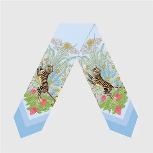 Pañuelo estrecho azul claro con estampado de tigre tropical y flores silvestres