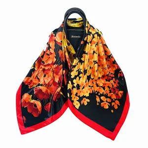 Elegante foulard in seta 90cm nero e rosso con motivo a papaveri drappeggiato su borsa