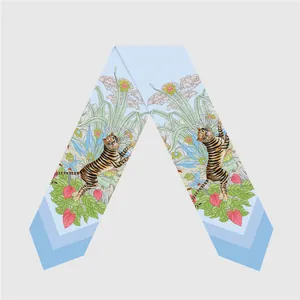 Vista detallada del pañuelo Twilly azul claro con motivos de tigre y flores