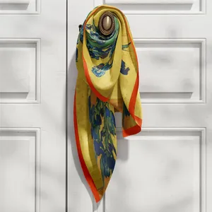 Écharpe en soie imprimée Iris de Van Gogh nouée à une poignée de porte vintage
