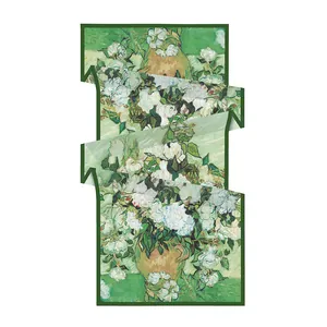 Écharpe en soie motif Roses de Van Gogh en vert et ivoire, pliée sur fond blanc