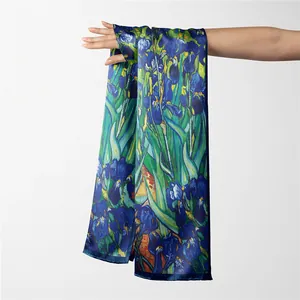 Écharpe longue en soie motif Iris de Van Gogh avec imprimés floraux vert et bleu
