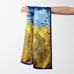 Écharpe en soie Van Gogh Champ de blé aux corbeaux 180x70cm suspendue sur un bras