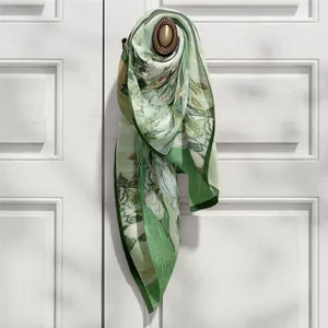 Écharpe en soie style peinture à l'huile Van Gogh suspendue à une porte blanche