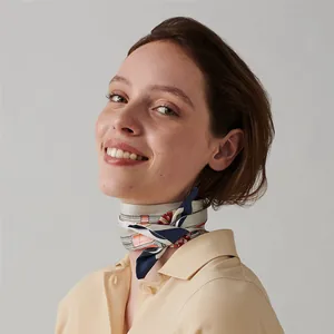 Primer plano de un pañuelo de seda con estampado floral de leopardo en el cuello