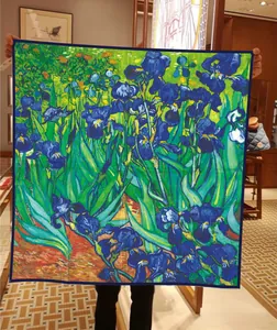 Détail du foulard en soie Iris de Van Gogh avec imprimé floral bleu et bords roulés fins