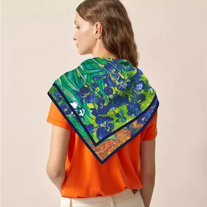 Carré de soie artistique Van Gogh Iris de 90 cm porté en châle pour femme élégante