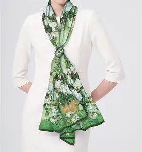 Détail du motif floral style Van Gogh sur écharpe en soie fluide avec bordure verte élégante