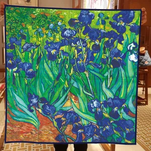 Carré de soie 90cm imprimé peinture Van Gogh Les Iris présenté pour la vente