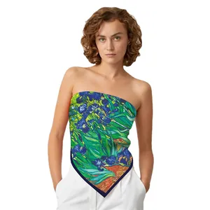 Élégant foulard en soie 90cm Van Gogh Iris porté comme un haut bustier chic pour femme