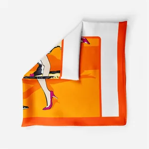 Dettaglio di sciarpa in seta 53cm con stampa pop art vintage di tacchi alti da danza