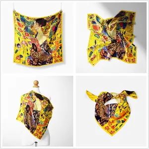 Détail d'un foulard en soie jaune avec l'imprimé artistique Dame à l'éventail de Klimt