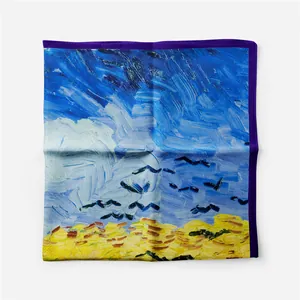 Détail de l'imprimé Champ de blé aux corbeaux de Van Gogh sur foulard en soie carré
