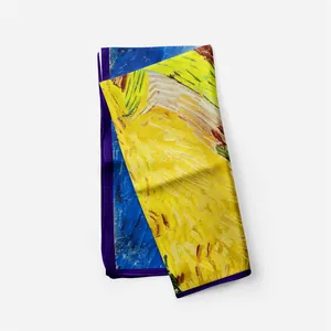 Détail d'un foulard carré en soie style Van Gogh avec imprimé peinture à l'huile et bords soignés