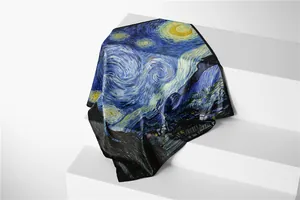 Detailweergave van zijden sjaal met sterrennachtprint op witte geometrische trappen