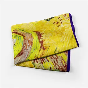 Détail du foulard en satin soyeux avec peinture de Van Gogh et bordure violette élégante