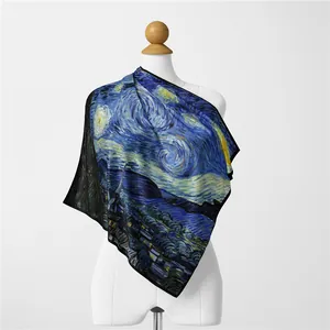 Zijden sjaal met Van Gogh De Sterrennacht olieverfschilderij print op een mannequin