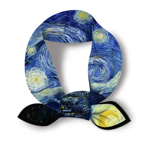 Zijden sjaal met Van Gogh De Sterrennacht patroon in een elegante strik geknoopt