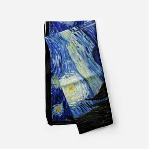 Detailopname van Van Gogh Sterrennacht print op zijden sjaal met fijne stiksels