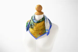 Detailopname van een zijden sjaal in Van Gogh-oliestijl op een witte etalagepop