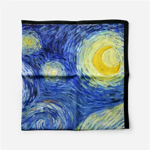 Detail van de Van Gogh Sterrennacht zijden sjaal met levendige kleuren en afgewerkte rand