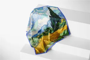 Detail van Van Gogh schilderij op een zijdeachtige twill vierkante sjaal met blauwe rand