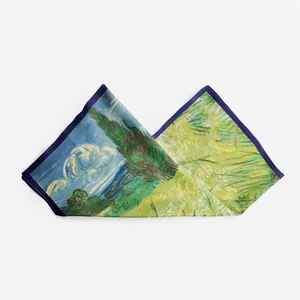 Detailweergave van zijden sjaal met Van Gogh-kunstdruk en blauwe rand op wit