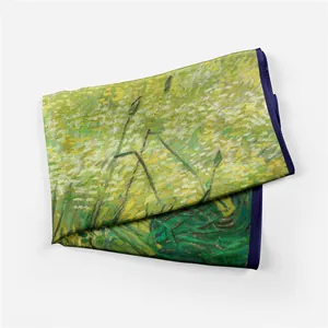 Detail van een zijden sjaal in Van Gogh-stijl met geel en groen landschapspatroon print